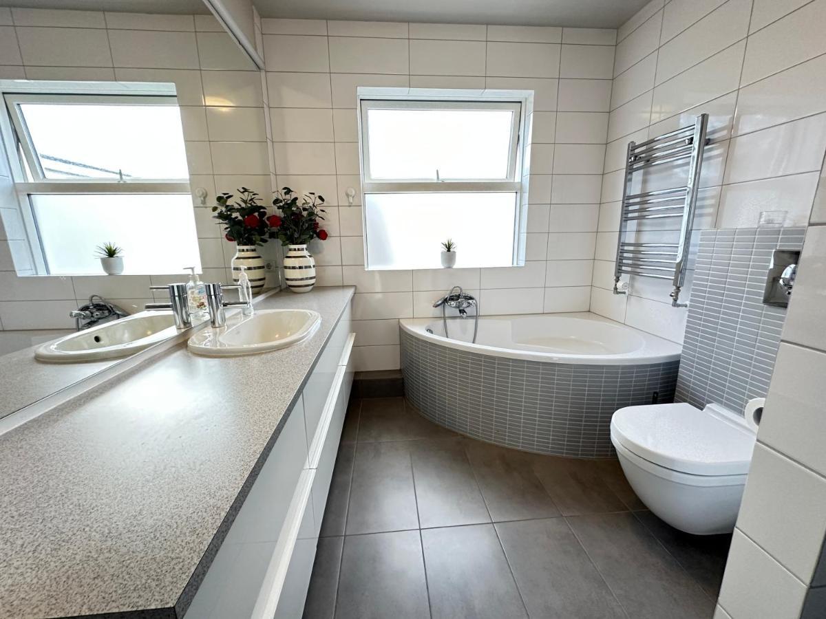 Spacious And Family Friendly Apartment In Kopavogur Reykjavík Exteriör bild